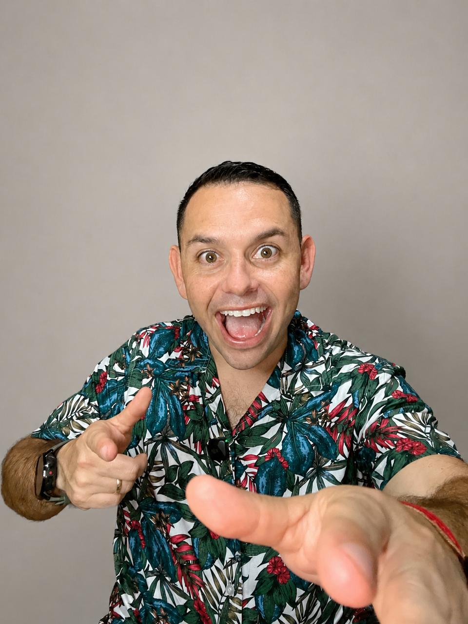 Alex Chaves, comediante, sonriendo con energía