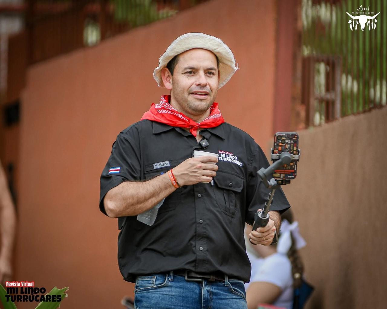 Alex Chaves cubriendo un evento popular