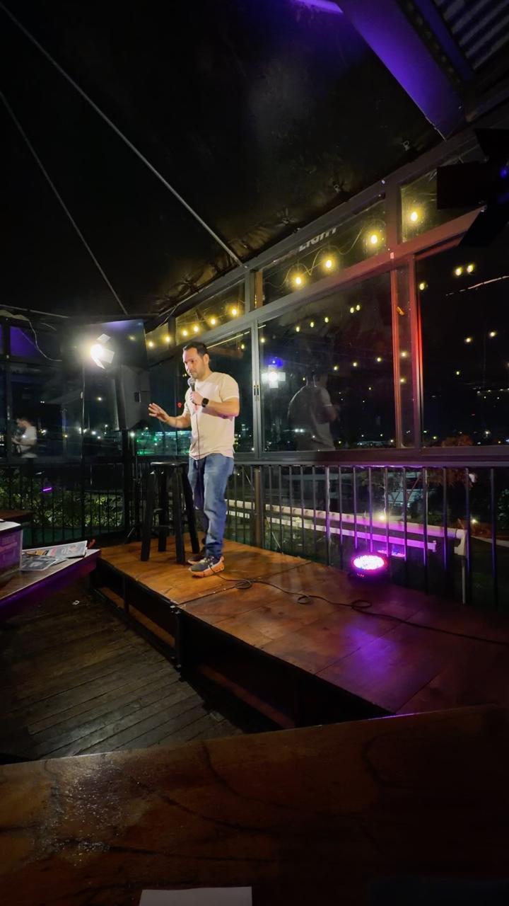 Alex Chaves en un show de stand up nocturno